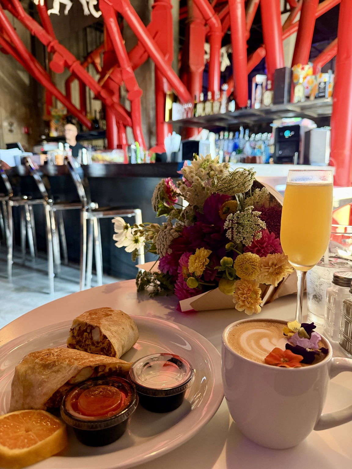 Desayuno, café y una bebida en la barra de los Silos